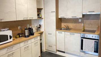 Een koelkast, een magnetron, een oven, een kookplaat