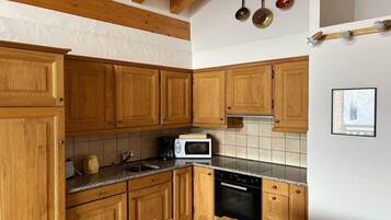 KĂŒhlschrank, Mikrowelle, Ofen, Herdplatte