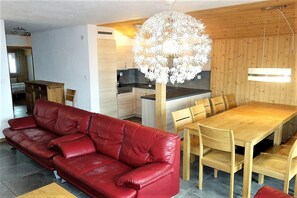Smart TV, chimenea y reproductor de DVD 