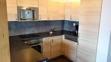 Frigorífico, microondas, horno y placa de cocina