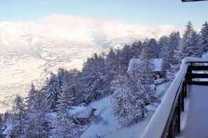 A snowy mountain landscape with a cabin and trees. - Apartment with balcony views of  Nendaz (Veysonnaz)
