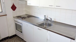 Kahvin-/teenkeitin, jääkaappi, uuni, liesi