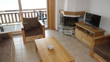 Een televisie, een open haard en een dvd-speler