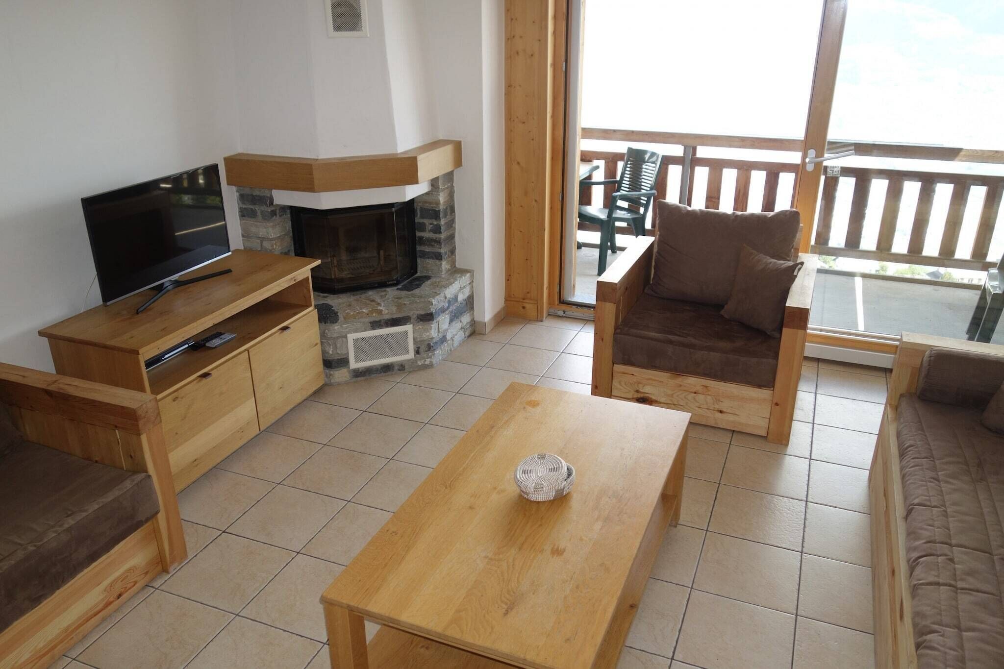 Smart TV, fireplace, DVD player