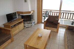 Smart TV, fireplace, DVD player