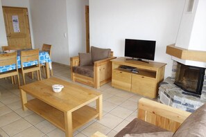 Smart TV, fireplace, DVD player