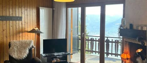 Smart-tv, een open haard en een dvd-speler