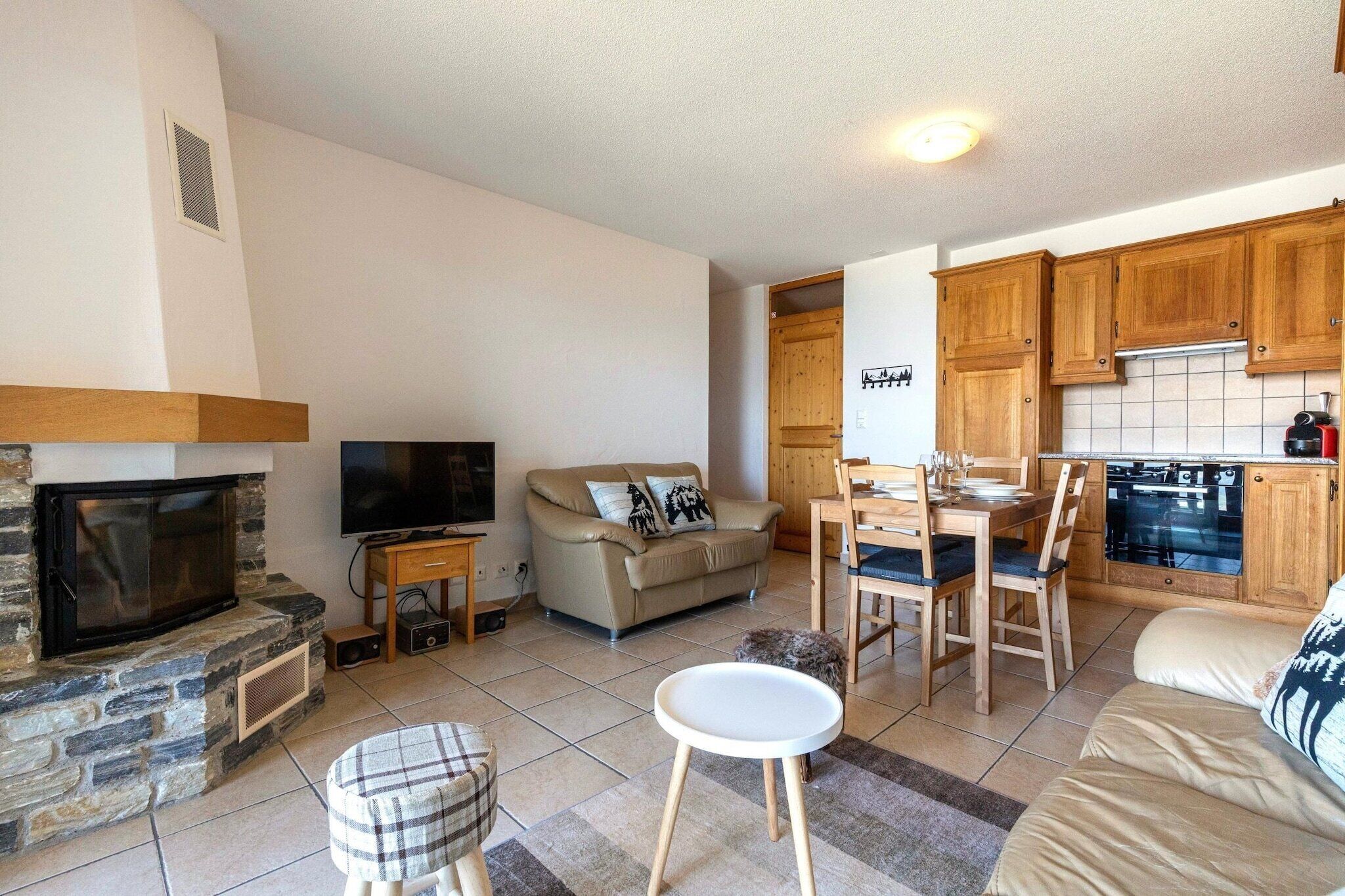 Smart TV, fireplace