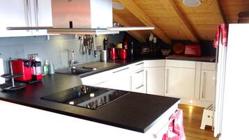 Réfrigérateur, micro-ondes, four, plaque de cuisson