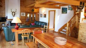 Smart TV, fireplace, DVD player