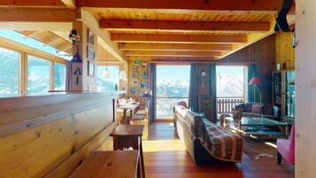 Smart-tv, eldstad och dvd-spelare