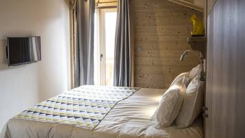 4 habitaciones, tabla de planchar con plancha y acceso a internet