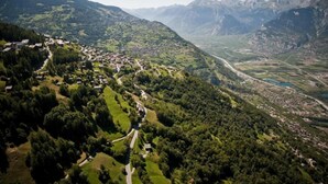 Paisagem montanhosa com uma aldeia aninhada no vale.