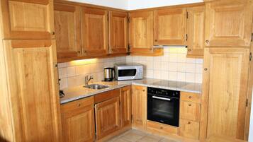 Een koelkast, een magnetron, een oven, een kookplaat