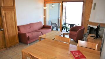 Een smart-tv en een open haard