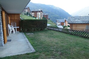 Terrace/patio - Mountain Escape with Fireplace (Veysonnaz)