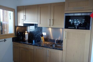 冰箱、微波炉、烤箱、炉灶