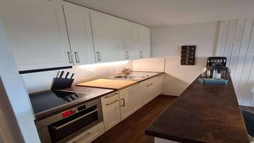 Fridge, oven, stovetop, dishwasher