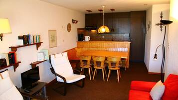 Smart TV, fireplace, DVD player