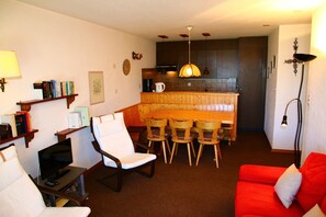 Smart TV, fireplace, DVD player