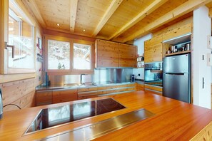 Fridge, microwave, oven, stovetop - Lush chalet in Heremence with sauna (Hérémence)