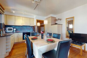 Réfrigérateur, four à micro-ondes, un four, surface de cuisson