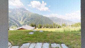 A view of a mountainous landscape with houses and a clear sky. - Apartment in Nendaz on ski slopes (Haute-Nendaz)