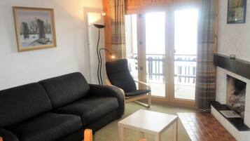 Smart TV, fireplace, DVD player