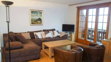 Smart TV, fireplace, DVD player