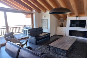Smart TV, fireplace, DVD player