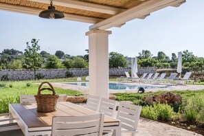 Outdoor dining - Villa in Ostuni with 3 bedrooms sleeps 7 (Ostuni)