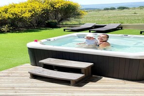 Outdoor spa tub - Elegant Stay at Château Spa (Ferrassières)