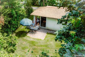 Outdoor dining - Chalet in Netherlands near Swimming Lake (Scherpenzeel)
