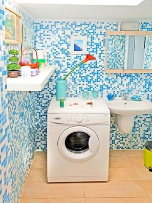 Shower, hair dryer, towels, soap - The Eclectic Yard home -famous for its Design (Rodos)