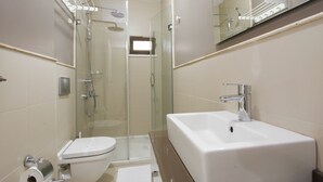 Sèche-cheveux, serviettes fournies, savon, papier toilette