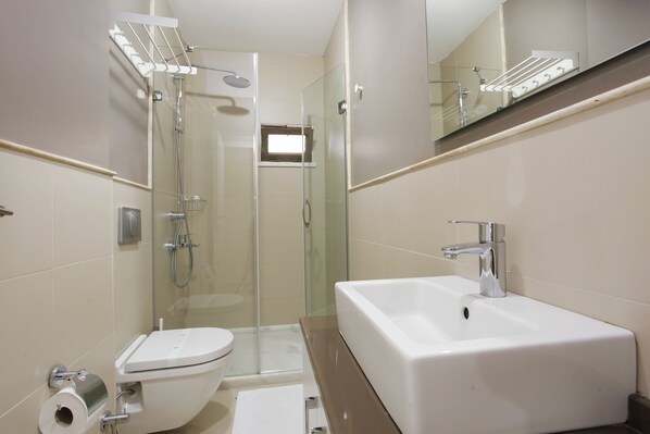 Hair dryer, towels, soap, toilet paper - Cozy 1-bedroom apartment with WiFi, AC in beautiful Istanbul (İstanbul)