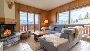 Smart TV, fireplace, DVD player