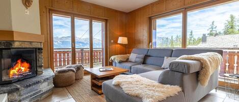 Smart-tv, een open haard en een dvd-speler