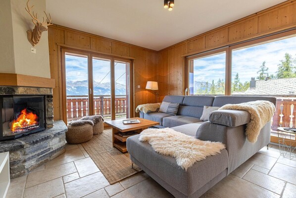 Smart-tv, een open haard en een dvd-speler