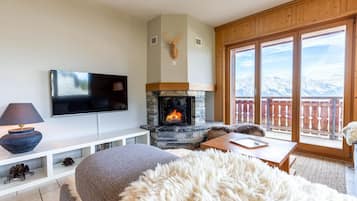 Fernseher, Kamin, DVD-Player