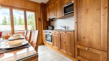 Coffee/tea maker, fridge, microwave, oven