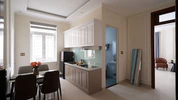 Estudio Deluxe, vistas al parque | Cocina privada | Mesa de comedor