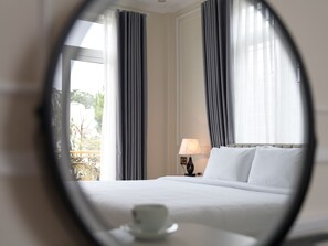 Studio Deluxe, quang cảnh công viên | Nệm có lớp đệm bông, bàn, khu vực làm việc phù hợp cho laptop 