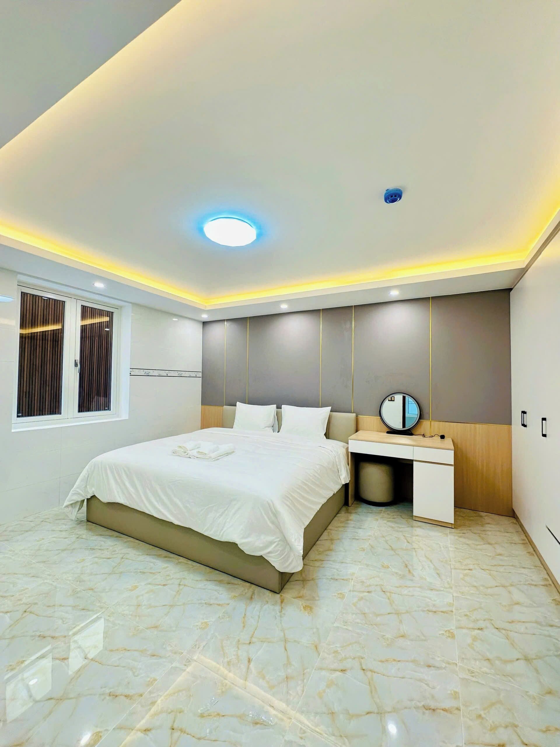 Standard Studio | Desk, laptop workspace, blackout drapes, free WiFi