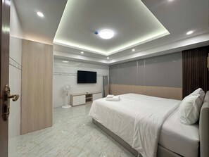 Family Studio, Lanai | Desk, laptop workspace, blackout drapes, free WiFi