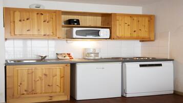 Kjøleskap, mikrobølgeovn, kokeplater og oppvaskmaskin