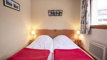 1 chambre, fer et planche Ă repasser