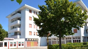 A multi-story building with a pizzeria on the ground floor. - Spacious flat for families or groups (Bibione Pineda)