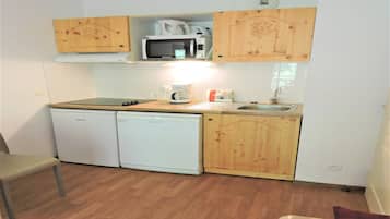 Réfrigérateur, micro-ondes, plaque de cuisson, lave-vaisselle