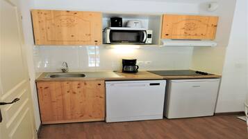 Fridge, microwave, stovetop, dishwasher